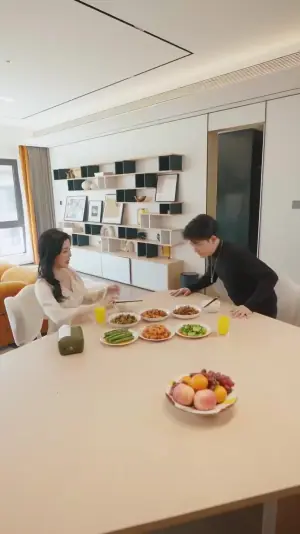 住进阿姨家后,我觉醒了时间暂停海报