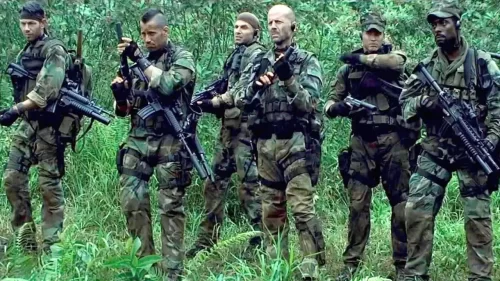 8名美军血战300叛军,彪悍激战火力生猛,经典战争动作大片!海报