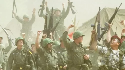 450名美军精锐奔赴战场,血战2500名越军,真实越战事件改编!<我们曾是战士>海报