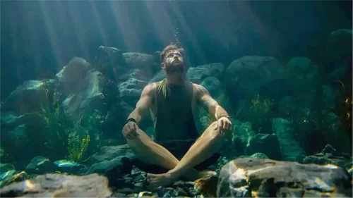 锤哥从复联4下岗后减肥成功,并研发新技能"重功湖底坐"!海报