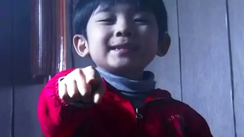 红衣小孩死亡20年却鬼魂不散,竟然找小时候同学玩捉迷藏,胆小勿入!海报