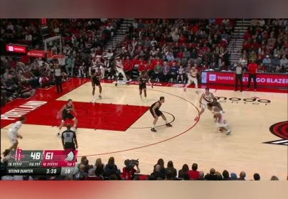 手感爆棚!小西蒙斯单节飚中4记三分海报