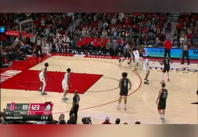 开始玩起来了布朗胯下换手单臂暴扣海报