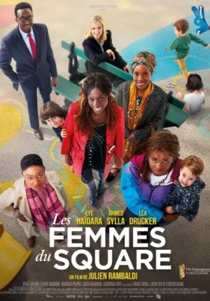 广场上的女人海报