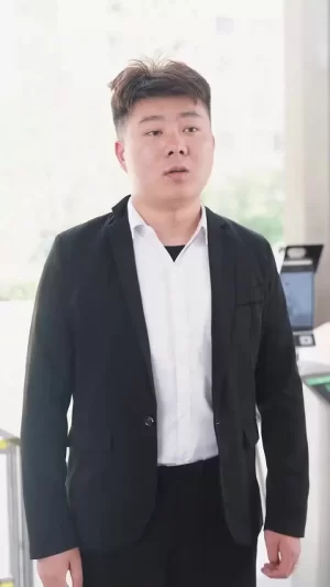 拽妈携崽归来(一胎三宝,神秘爹地竟是大佬)海报