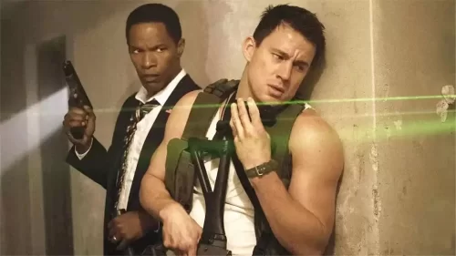 硬核总统被绑架后,自己突出重围,火箭筒用的比特工还溜!海报