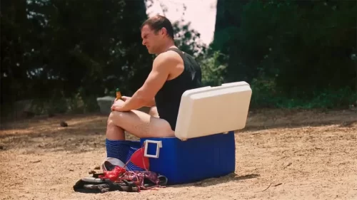 沙滩青年出言不逊,硬条学长硬核报复,偷偷在他们的啤酒箱里拉大便!海报