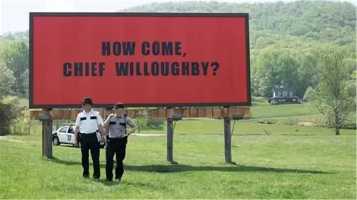 女儿被害,硬核母亲不仅租广告牌嘲讽无能警察,还把警局给烧了!海报