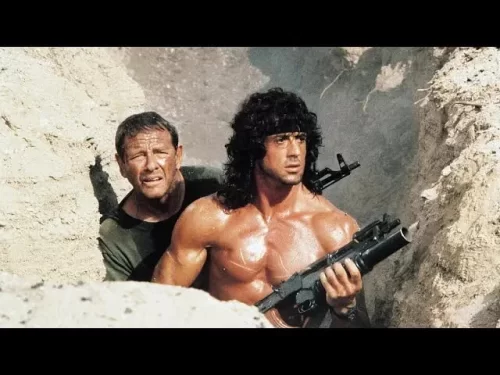 巅峰时期的史泰龙,两个人可以包围一只武装军队!<第一滴血3>海报