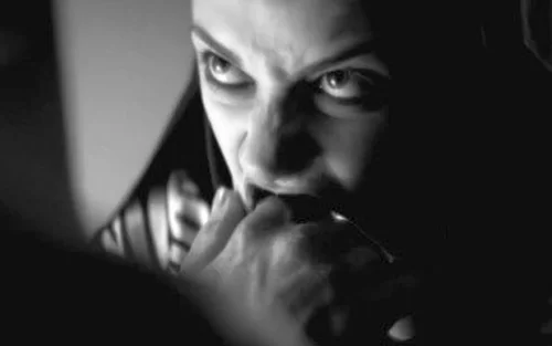 [扁豆]伊朗美艳吸血鬼假装卖淫女,吸干男嫖客!残忍性感又神秘<独自夜归的女孩>海报