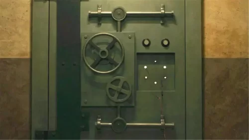 退役老兵8年盗窃了12家银行,开锁方式超硬核,悄无声息偷走巨额美金!海报