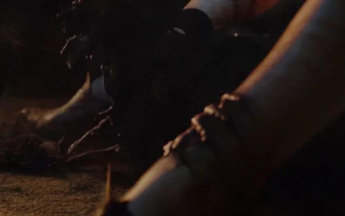 [扁豆]7分钟看完<权游>第二季3-4集,艾丽娅侥幸逃生被泰温选为侍从,红袍女诞下阴影刺客海报