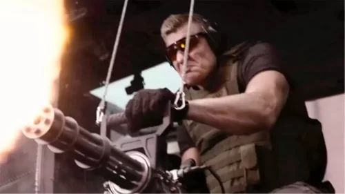 特种兵天天被手持重武器的杀手偷袭,加特林,火箭筒,遥控炸弹轮番上阵,但他就是不死!海报